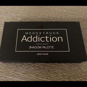 Younique eyeshadow palette